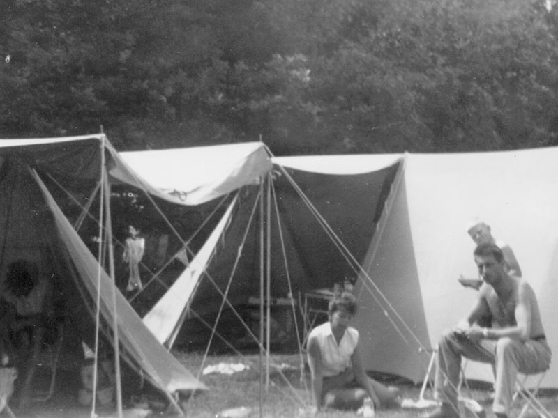 oude foto van mensen op camping voor oude tent