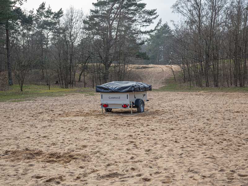 aanhanger campooz op zand