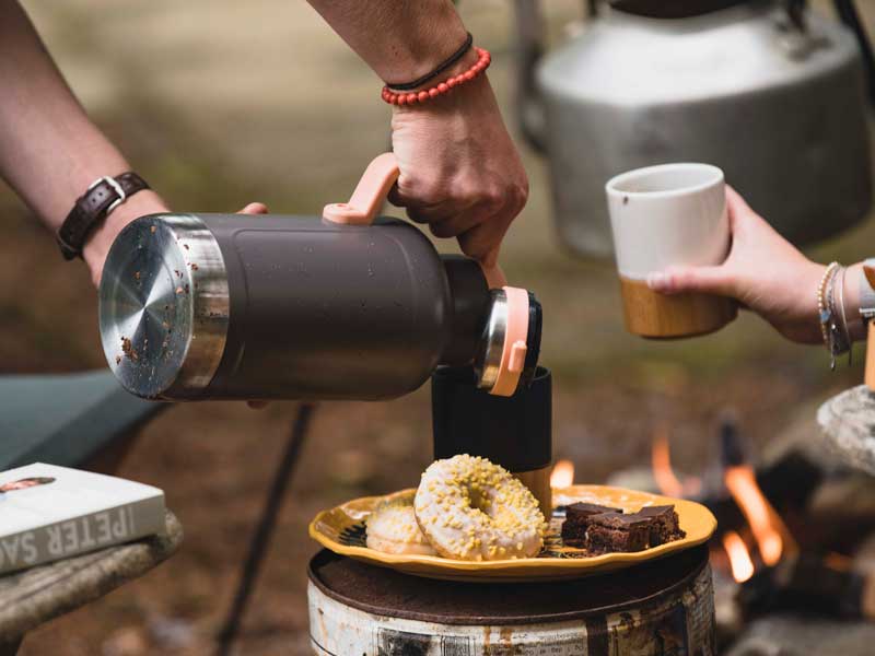 warme koffie tijdens de reis en op de camping