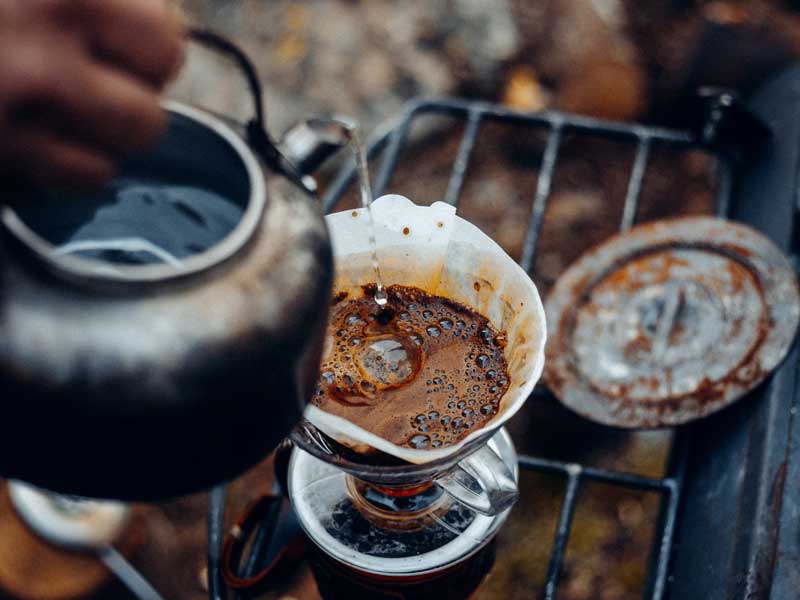 warme koffie tijdens de reis en op de camping